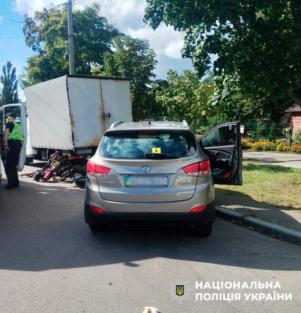 ДТП на Подолі: під колесами автівки загинув кермувальник триколісного велосипеду