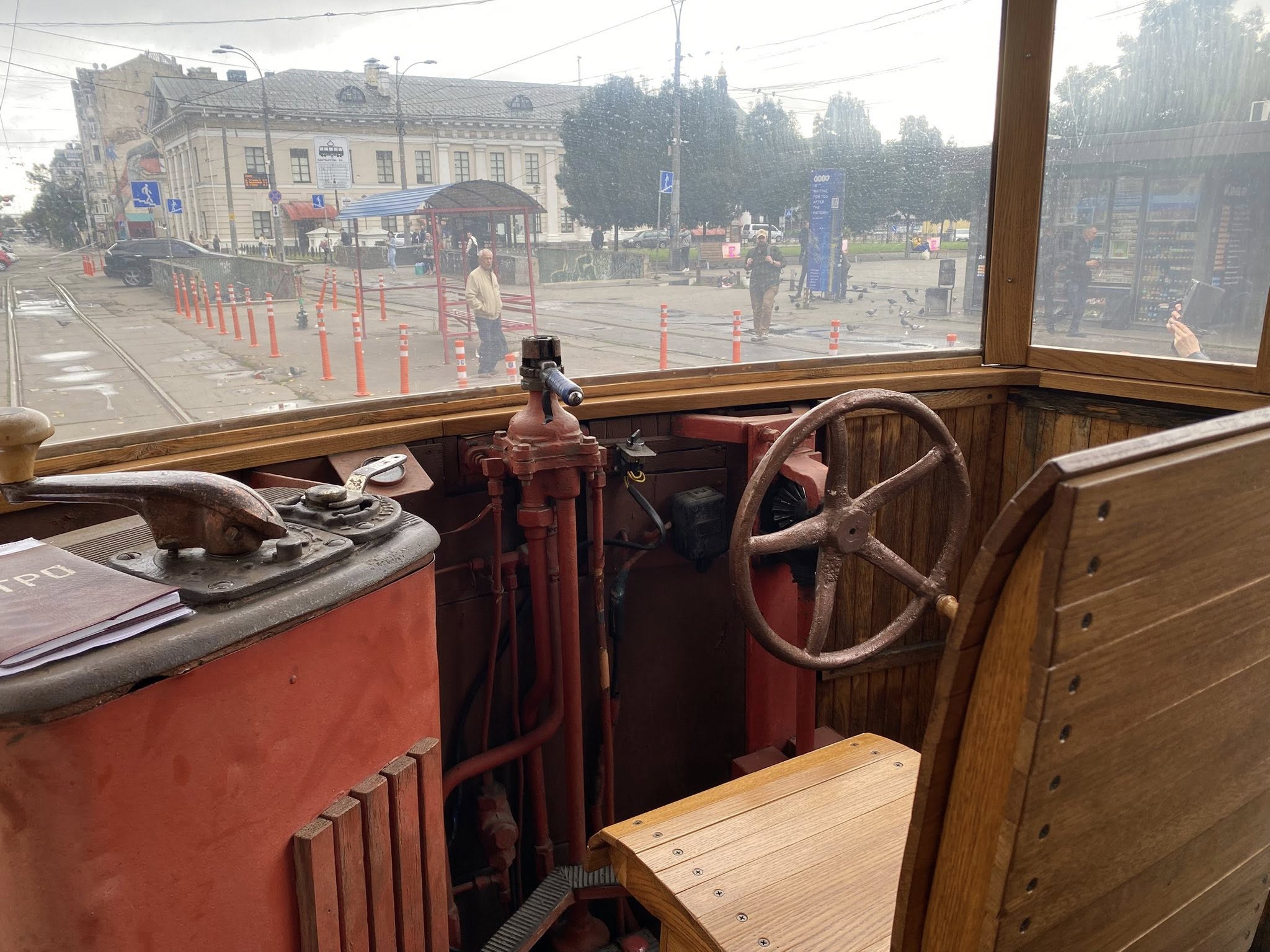 На столичному Подолі почав курсувати ретро-трамвай (фото)