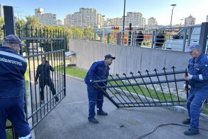 Комунальники вдруге демонтували паркан, що закривав вільний доступ містян до набережної Дніпра біля елітного ЖК