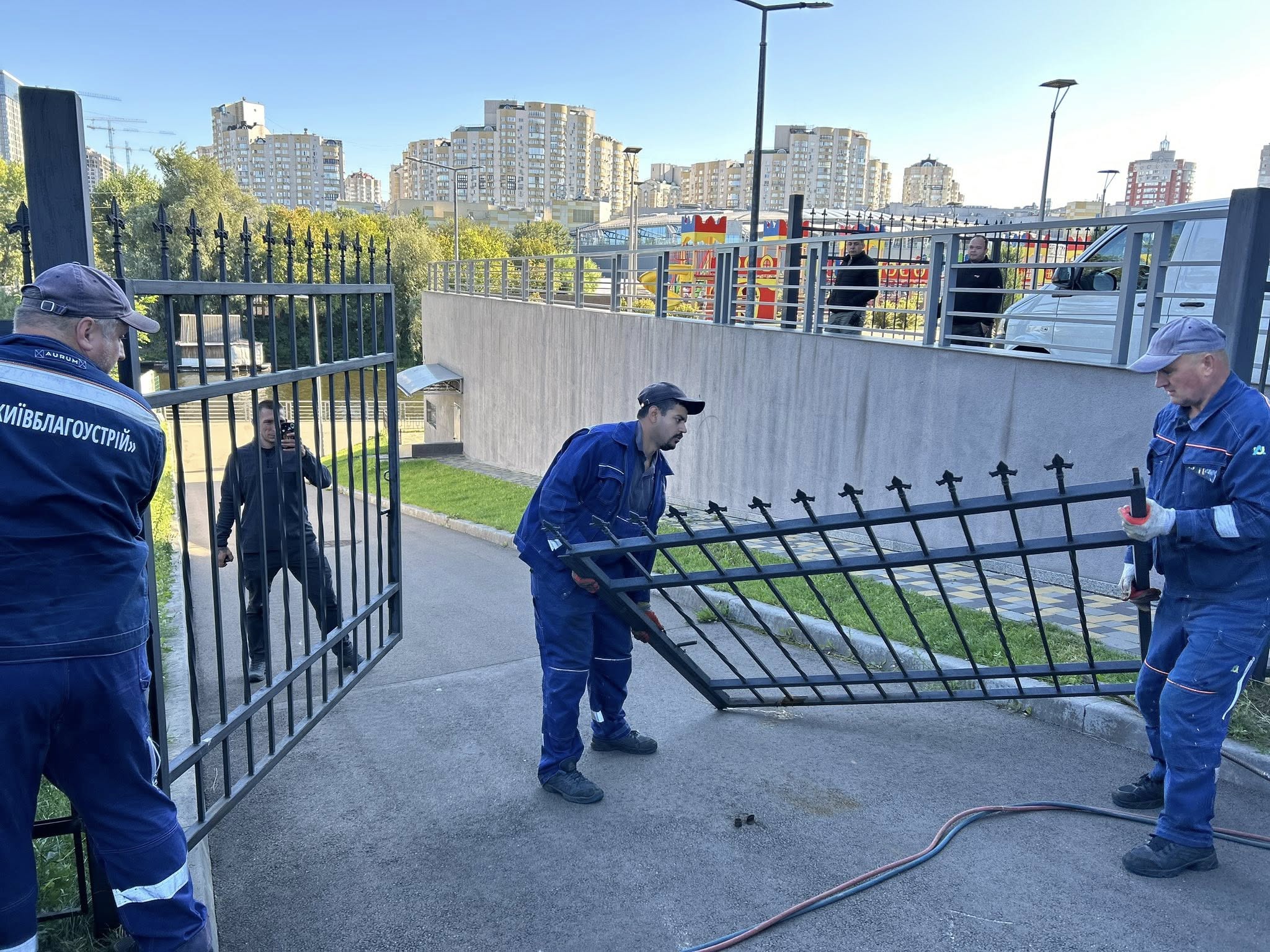 Комунальники вдруге демонтували паркан, що закривав вільний доступ містян до набережної Дніпра біля елітного ЖК