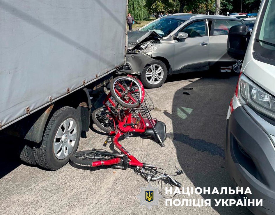 ДТП на Подолі: під колесами автівки загинув кермувальник триколісного велосипеду