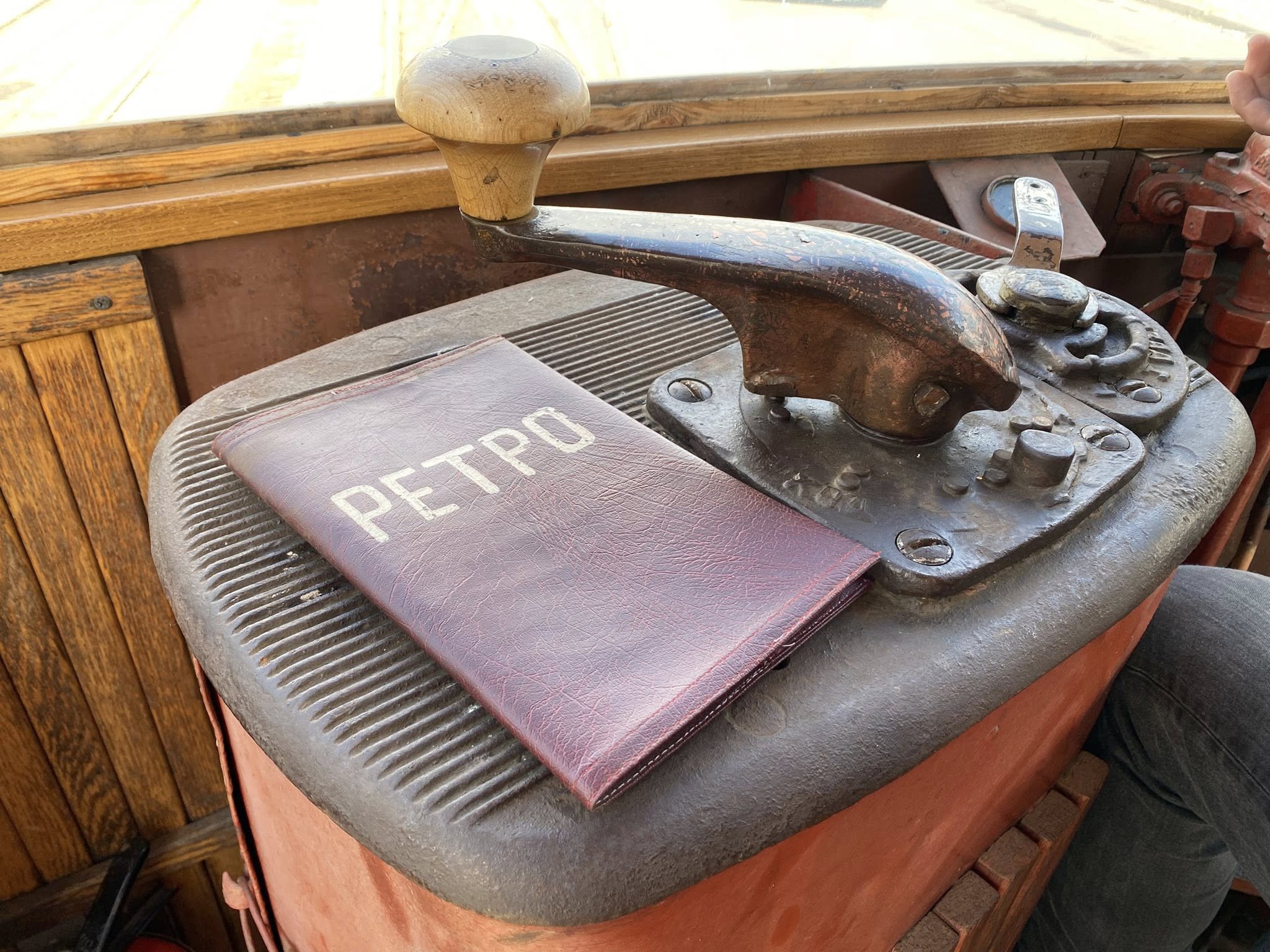 На столичному Подолі почав курсувати ретро-трамвай (фото)