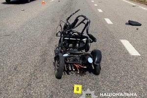 На трасі Київ-Одеса автомобіль в’їхав у електроскутер, його водій загинув (фото) На трасі Київ-Одеса автомобіль в'їхав у електроскутер, його водій загинув (фото)