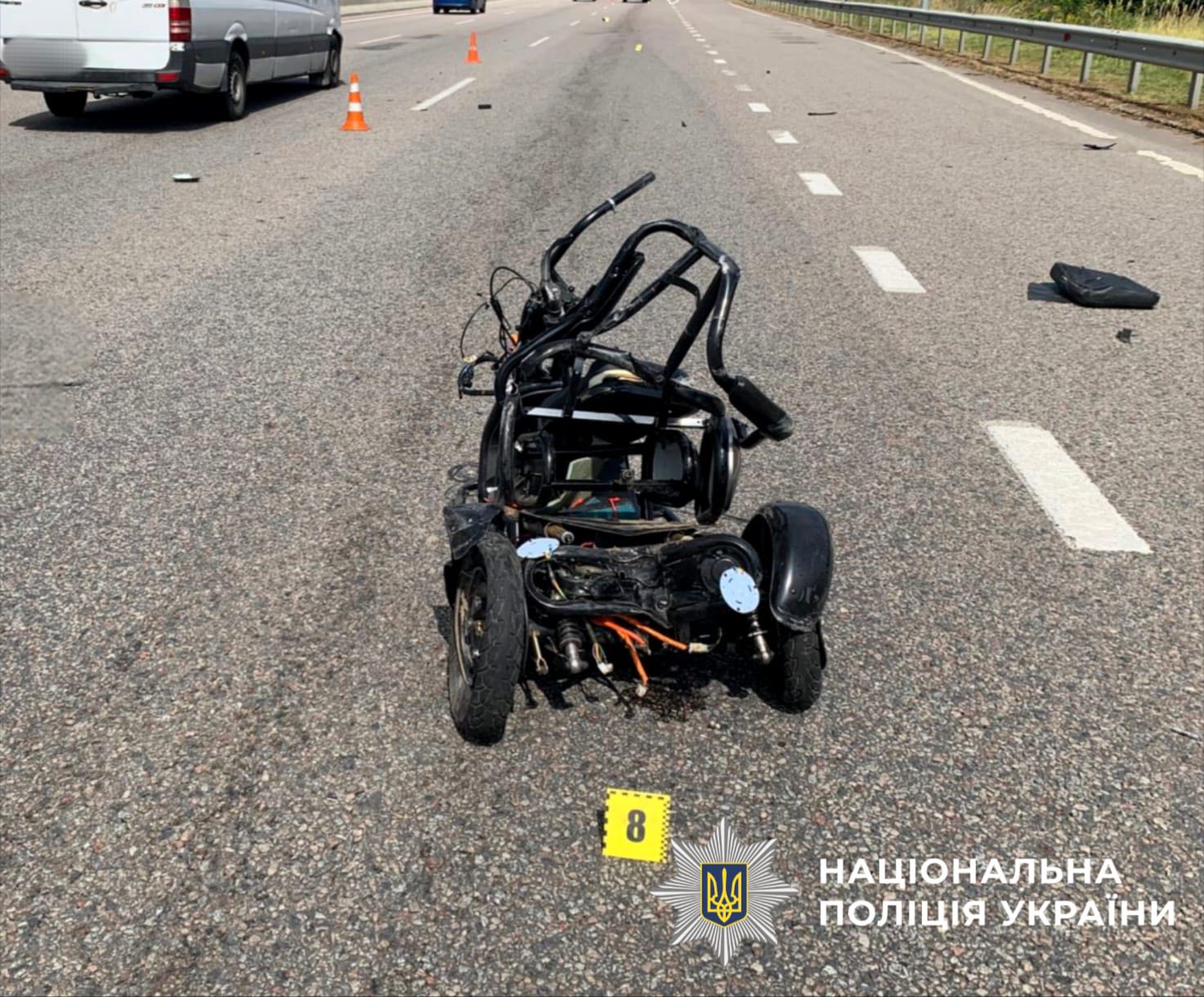 На трасі Київ-Одеса автомобіль в'їхав у електроскутер, його водій загинув (фото)