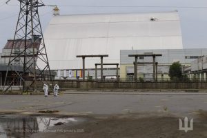 Фахівці РХБ Сил підтримки ЗСУ проводять перевірку рівнів радіації біля арки НБК на ЧАЕС Фахівці РХБ Сил підтримки ЗСУ проводять перевірку рівнів радіації біля арки НБК на ЧАЕС