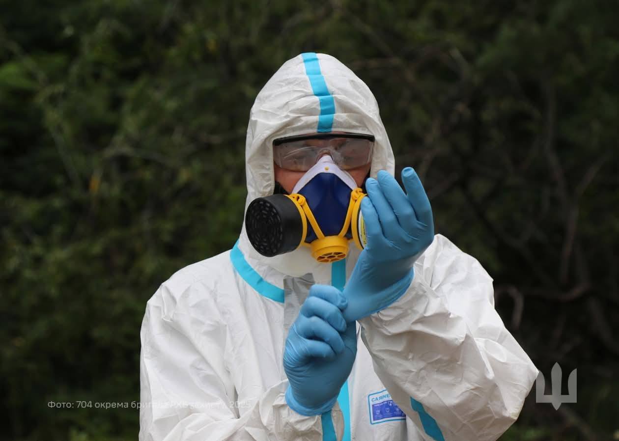 Фахівці РХБ Сил підтримки ЗСУ проводять перевірку рівнів радіації біля арки НБК на ЧАЕС