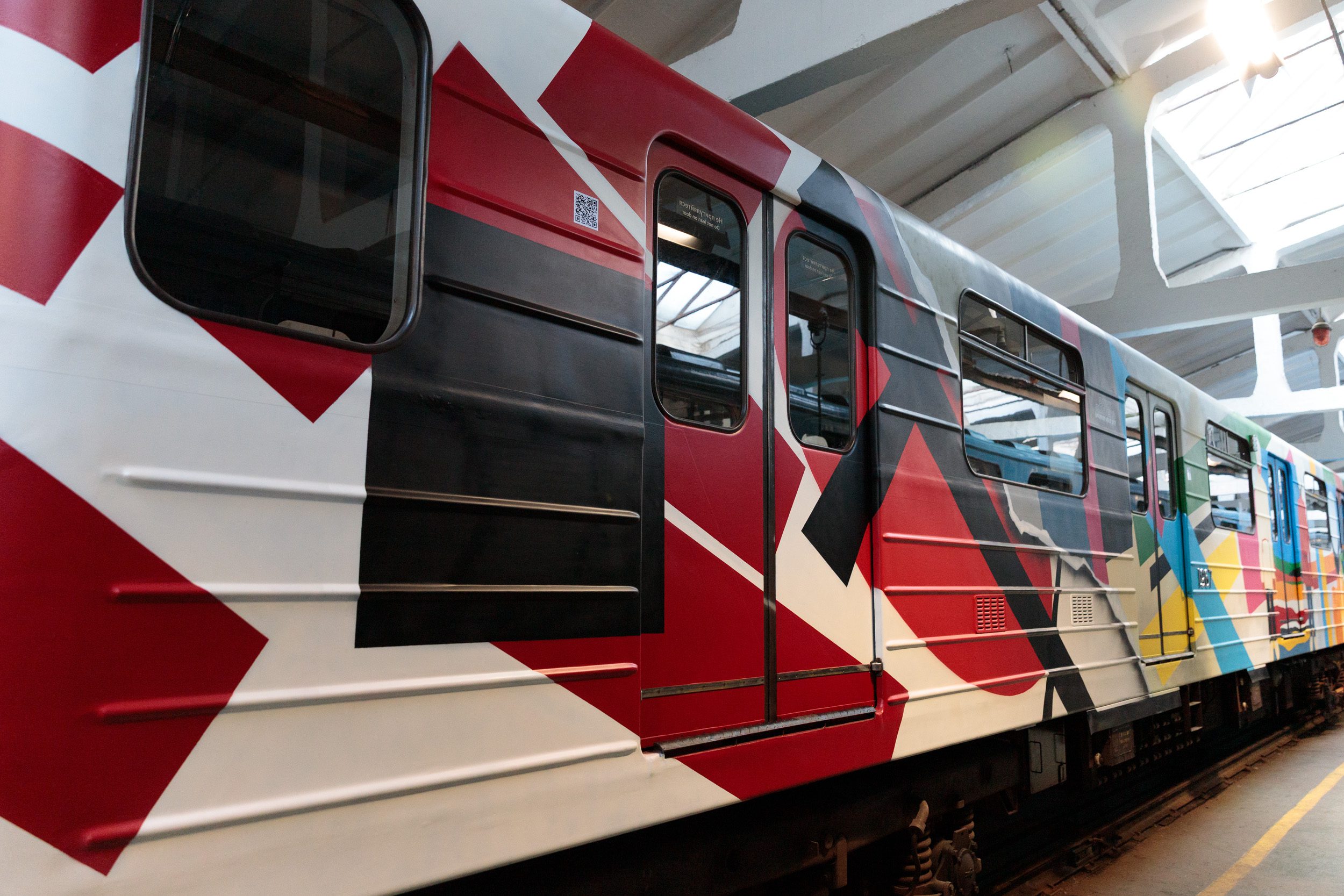 На «синій» лінії київського метрополітену запустили артпоїзд «Малевич» (фото)