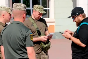 З 1 вересня працівники ТЦК та СП зобов’язані носити бодікамери, — Денис Шмигаль 