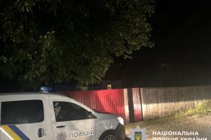 На Бориспільщині 7-річний хлопчик під час гри застрелив з батьківської рушниці 6-річну дівчинку-сусідку На Бориспільщині 7-річний хлопчик під час гри застрелив з батьківської рушниці 6-річну дівчинку-сусідку