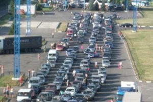 Біля ПП “Лужанка” на українсько-угорському кордоні утворилася величезна черга з легкових автомобілів Біля ПП "Лужанка" на українсько-угорському кордоні утворилася величезна черга з легкових автомобілів