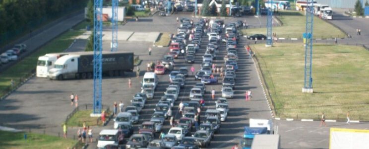 Біля ПП "Лужанка" на українсько-угорському кордоні утворилася величезна черга з легкових автомобілів