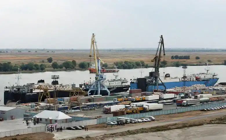 Сили оборони уразили в російському порту судно з комплектуючими до "шахедів" та боєприпасами