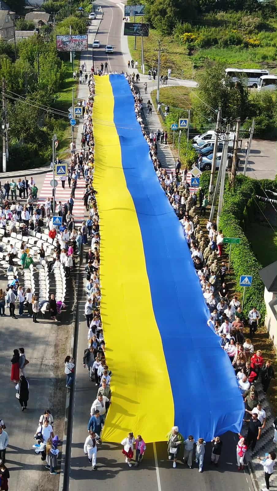 У Гатному пронесли стометровий стяг з нагоди Дня Державного прапора та 34-ї річниці Незалежності України