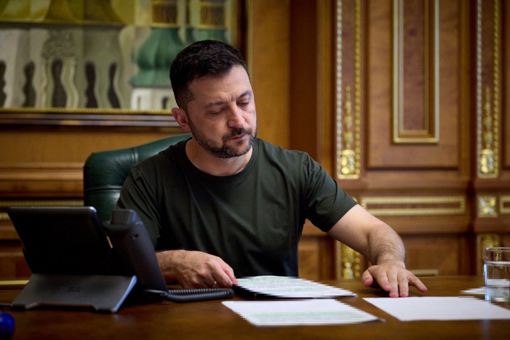 Справа про корупцію на закупівлях БпЛА та РЕБ: Зеленський звільнив голову Мукачівської РДА та начальника Рубіжанської МВА