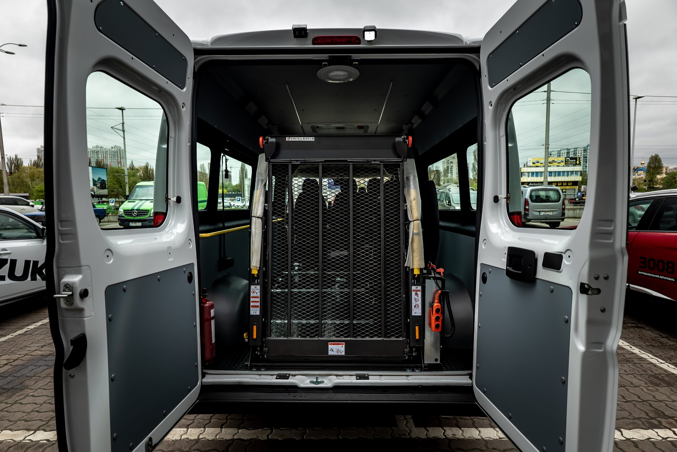 Васильків за 2,4 млн купив автобус для перевезення людей на колісних кріслах  Васильків за 2,4 млн купив автобус для перевезення людей на колісних кріслах