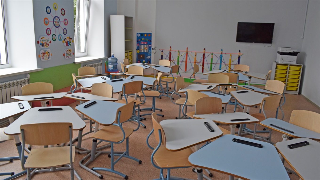 Фастів визначається з постачальником двох сотень учнівських столів