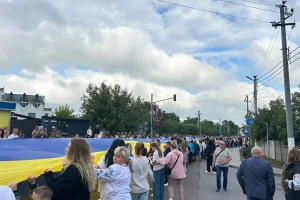 У Гатному пронесли стометровий стяг з нагоди Дня Державного прапора та 34-ї річниці Незалежності України