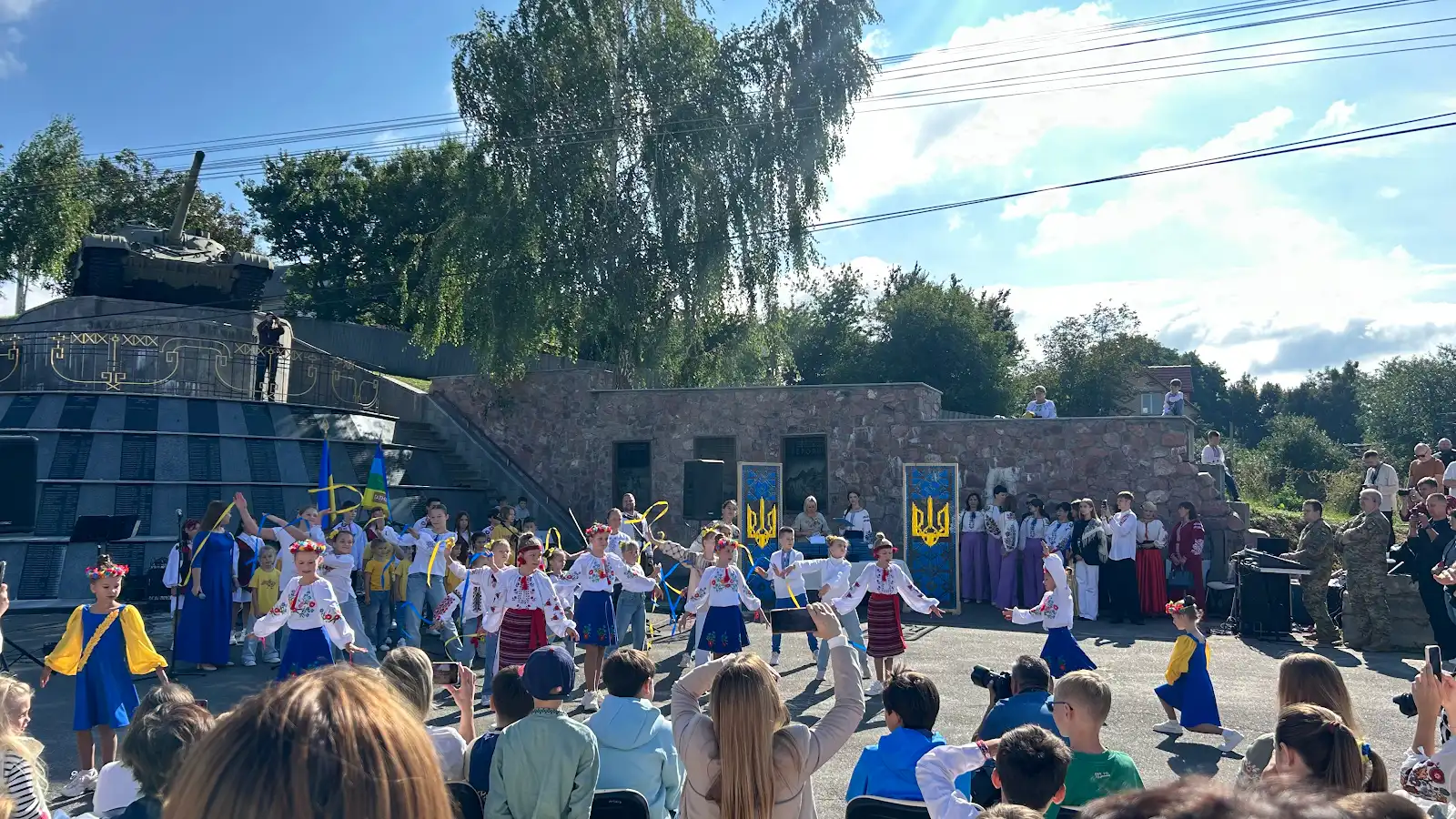 У Гатному пронесли стометровий стяг з нагоди Дня державного прапора та 34-ї річниці незалежності України