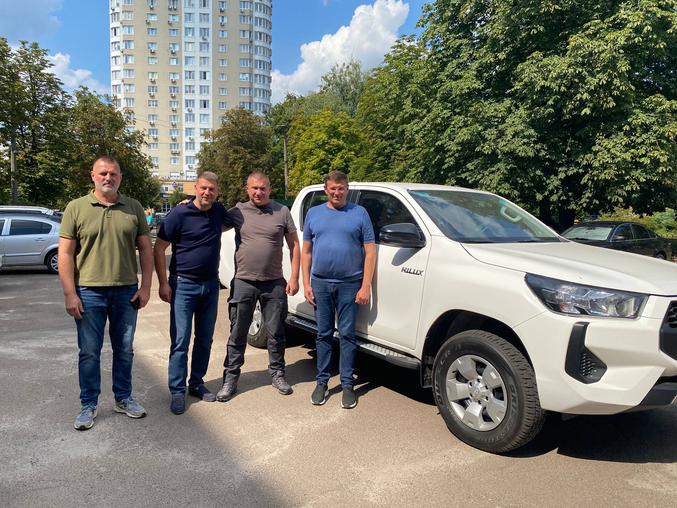 Бровари передали авто для Центру спецпризначення ЗСУ, – мер Сапожко