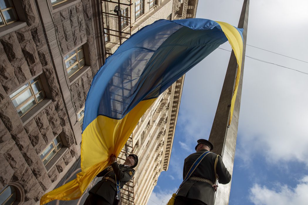 Біля Київської мерії урочисто підійняли Державний прапор України