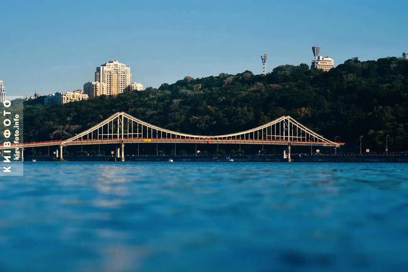 Парковий міст у Києві до середини грудня частково обмежать для пішоходів через ремонт (схема)