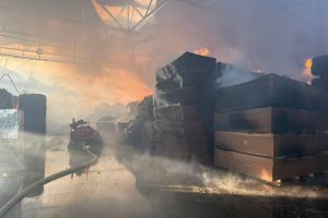 У Білоцерківському районі внаслідок нічної атаки ворожих БпЛА сталася пожежа на меблевому підприємстві У Білоцерківському районі внаслідок нічної атаки ворожих БпЛА сталася пожежа на меблевому підприємстві