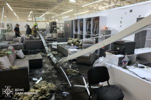 У Харкові БпЛА вдарив по меблевому магазину, серед постраждалих неповнолітня дівчина