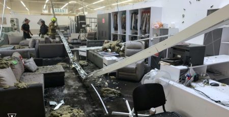 У Харкові БпЛА вдарив по меблевому магазину, серед постраждалих неповнолітня дівчина