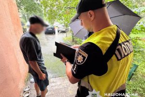 На Оболоні нетверезий чоловік кинув світло-шумову гранату На Оболоні нетверезий чоловік кинув світло-шумову гранату