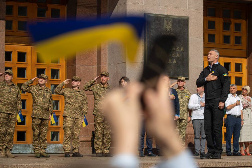 Біля Київської мерії урочисто підійняли Державний прапор України