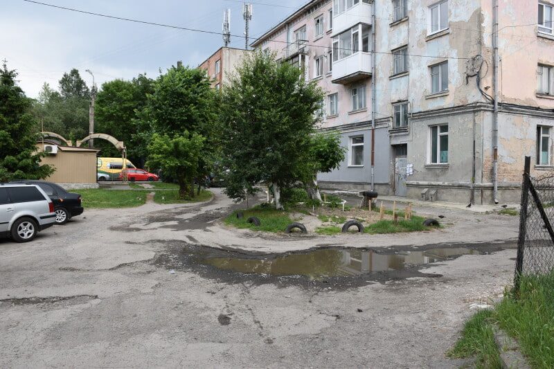 У Деснянському районі столиці ремонтуватимуть дві прибудинкові території (адреси)