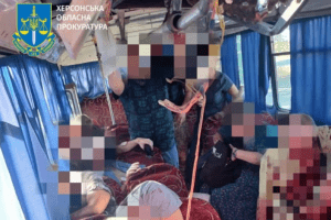 Удар БпЛА по автобусу під Херсоном: двоє вбитих, 16 поранених