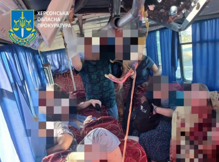 Удар БпЛА по автобусу під Херсоном: двоє вбитих, 16 поранених