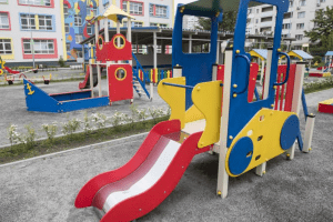 Прибудинкові території двох дитсадків на столичних Березняках ремонтуватимуть за 3 млн гривень (адреси)