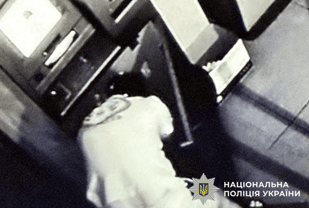З банкомата на Вишгородській у Києві чоловік намагався викрасти 150 тисяч гривень