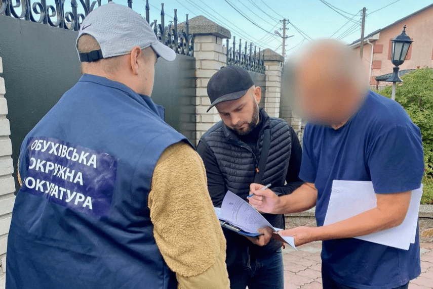 На Київщині викрито групу осіб, які організували шахрайську схему щодо відчуження землі водного фонду