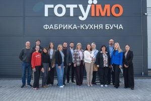 Делегація Центрального агентства з управління проєктами Литви ознайомилася з роботою Фабрики-кухні «ГотуЇмо» у Бучі