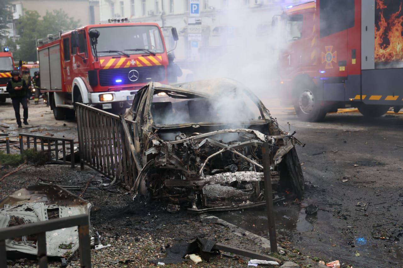 У Дніпрі через атаку дронів загинула щонайменше одна людина, поранено 15 осіб (фото, відео)