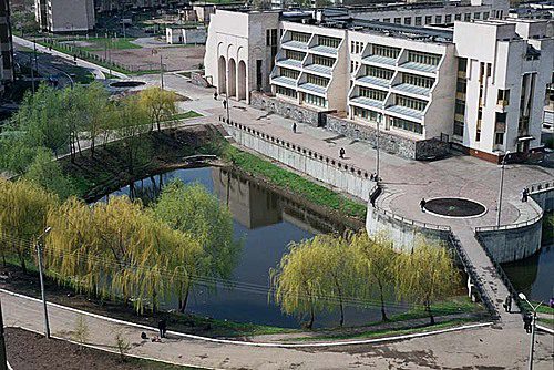 У пошкодженому росіянами ліцеї на Борщагівці за 3,3 млн гривень замінять вікна