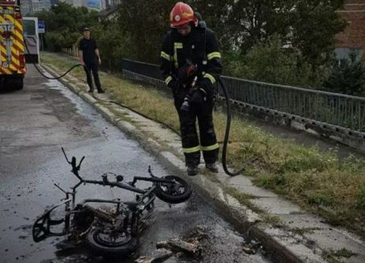 У Києві п’яний чоловік підпалив сусідський скутер, щоб відкрили двері під’їзду