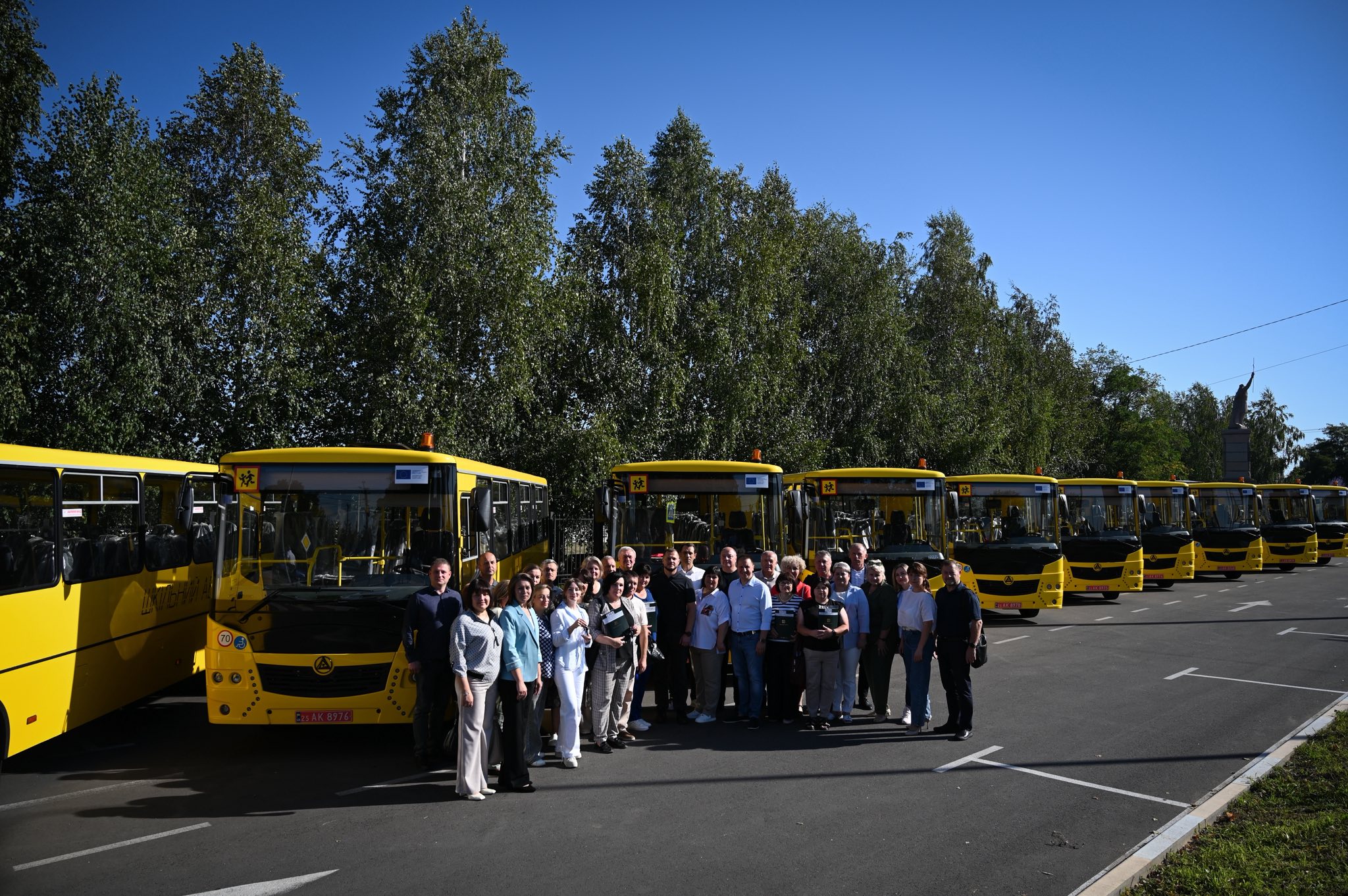Микола Калашник: Десять громад Київщини отримали сучасні шкільні автобуси перед стартом нового навчального року