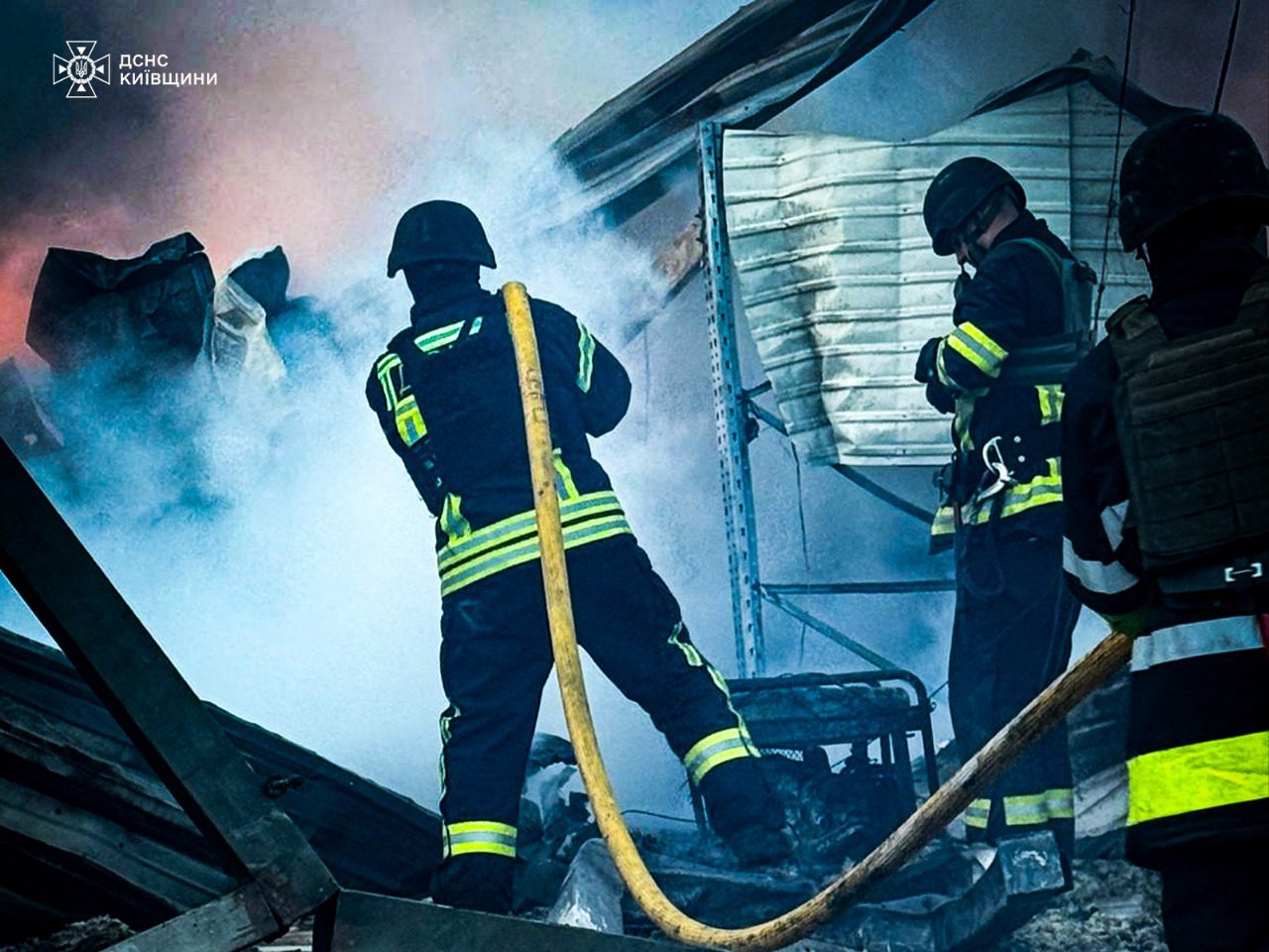 Рятувальники загасили пожежу на території промислового підприємства у Бориспільській громаді (фото, відео)