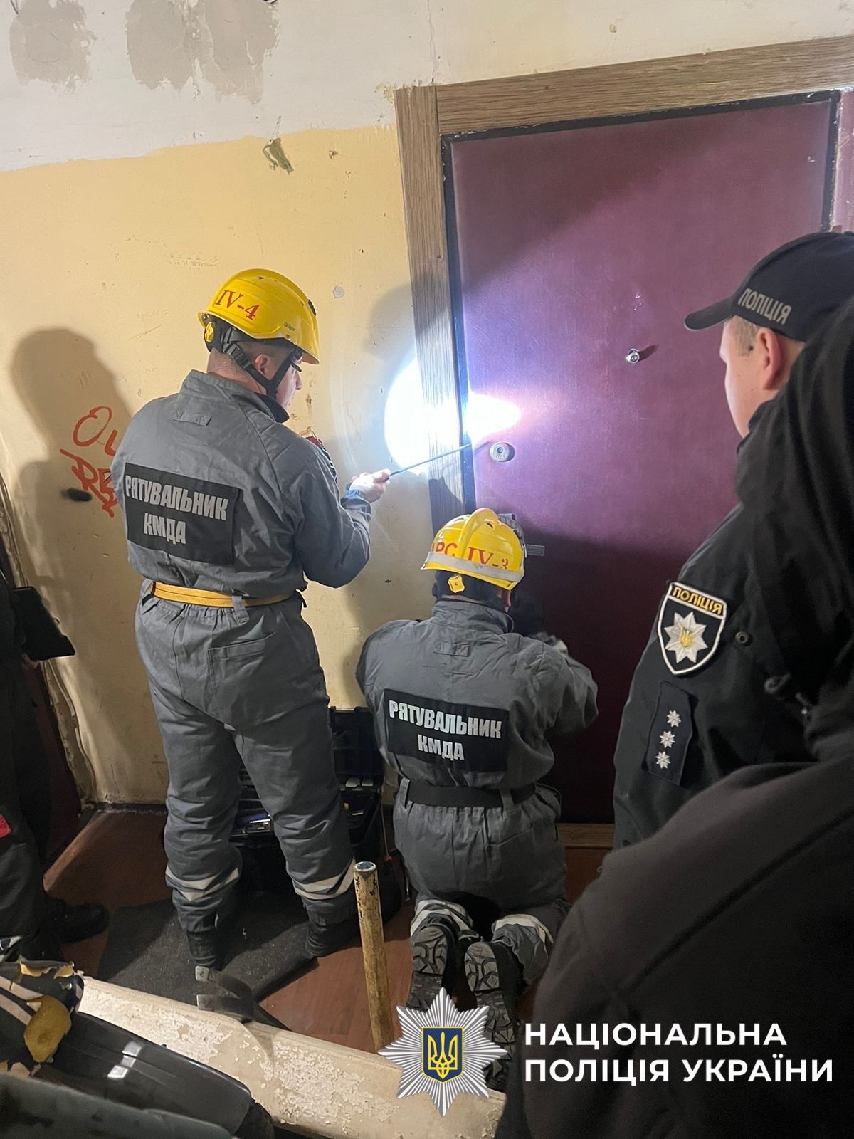 У Києві 17-річна матір залишила немовля в зачиненій квартирі на чотири дні