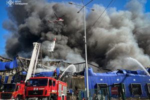 На Фастівщині масштабну пожежу ліквідують близько 400 рятувальників, 120 одиниць техніки та два гелікоптери (фото, відео)