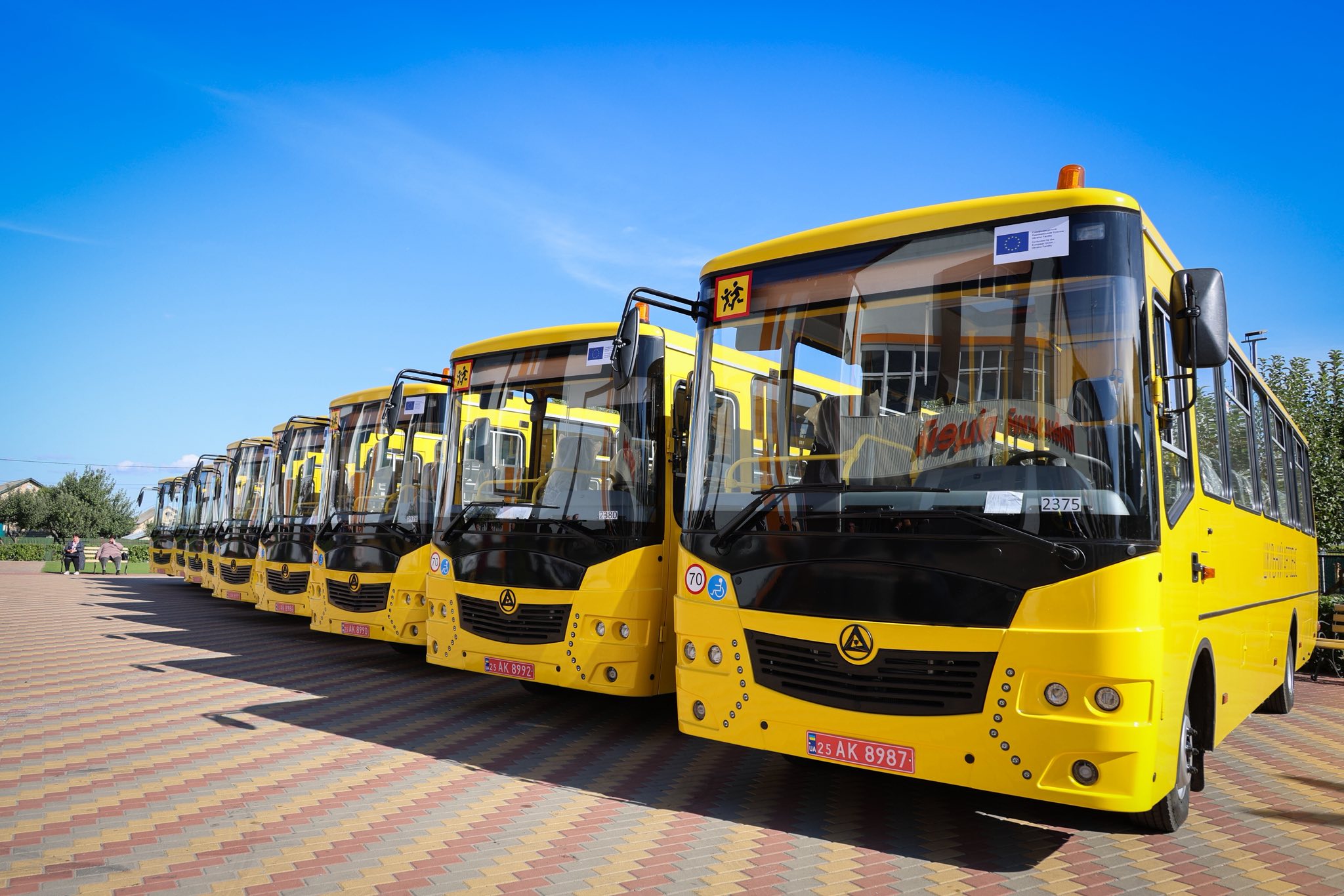 Микола Калашник: Громади Київщини отримали 10 інклюзивних шкільних автобусів