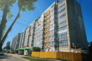 Комплексне відновлення Бородянки: триває капітальний ремонт багатоповерхівки на 254 квартири