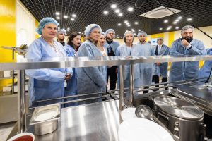 Перша леді України, Президентка Європарламенту та голова КОДА відвідали один з навчальних закладів на Київщині, де завершено модернізацію харчблока