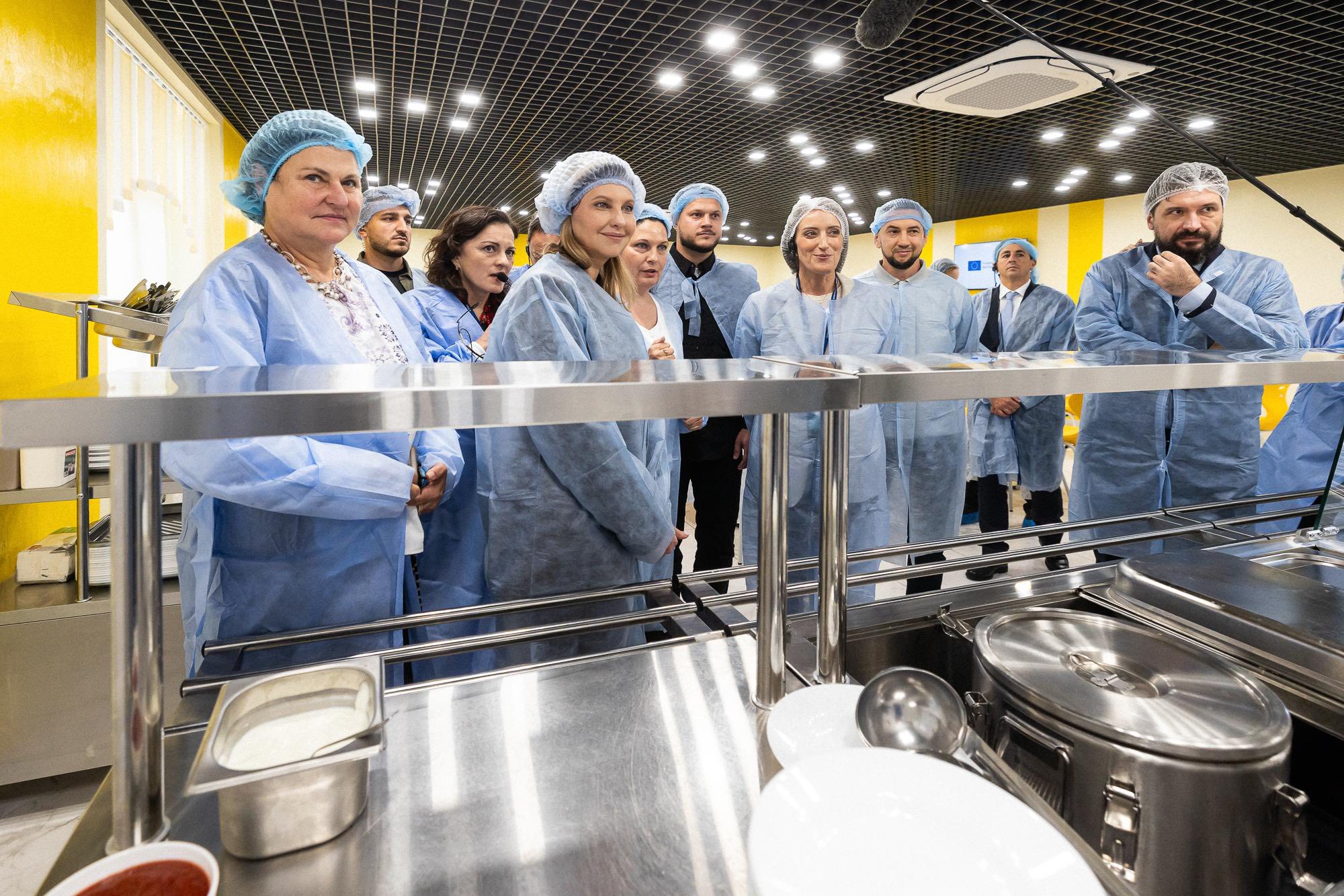 Перша леді України, Президентка Європарламенту та голова КОДА відвідали один з навчальних закладів на Київщині, де завершено модернізацію харчблока