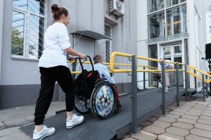 У будівлі Київського театру драми і комедії завершили облаштування безбар’єрного простору (фото)