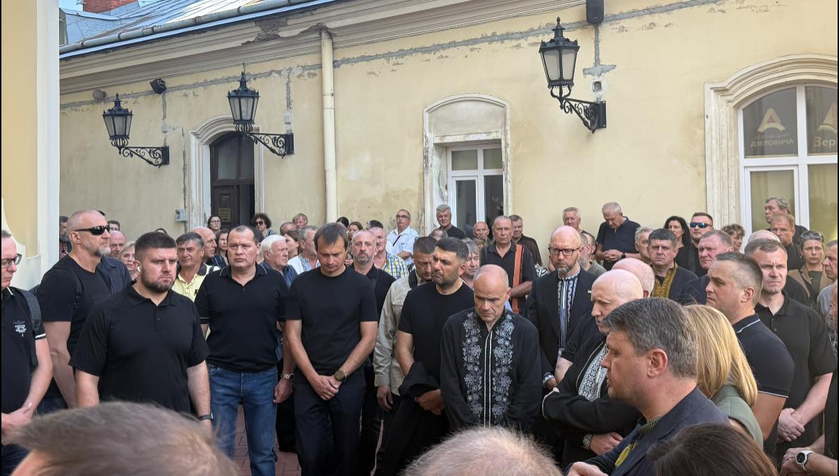 Другу добу до собору Святого Юра у Львові йдуть люди попрощатися з Андрієм Парубієм